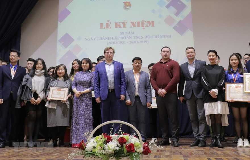 Các đoàn viên thanh niên được trao tặng bằng khen chụp ảnh cùng các vị khách. Ảnh: Hồng Quân