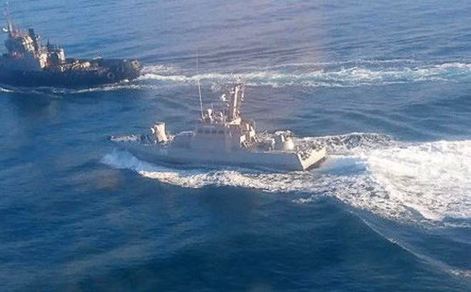 Ảnh do FSB cho thấy tàu Nga và Ukraine áp sát nhau ở eo biển Kerch ngày 25/11/2018.