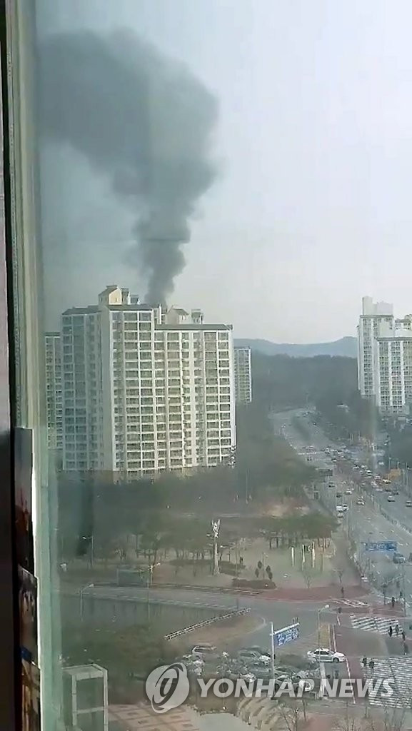 Khói đen bốc ra từ nhà máy đạn dược Hanwha ở khu vực trung tâm của Daejeon.