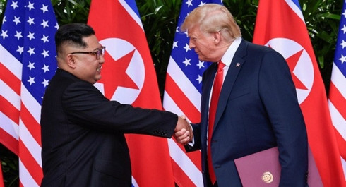 Tổng thống Donald Trump bắt tay nhà lãnh đạo Kim Jong-un trong cuộc gặp tại Singapore ngày 12/6. Ảnh: Reuters