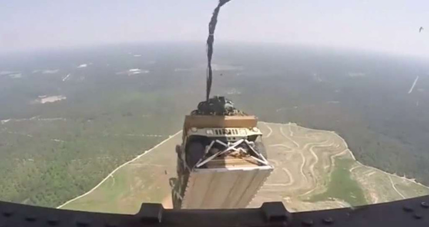 C-17 "đánh rơi" một chiếc xe Humvee giữa rừng.
