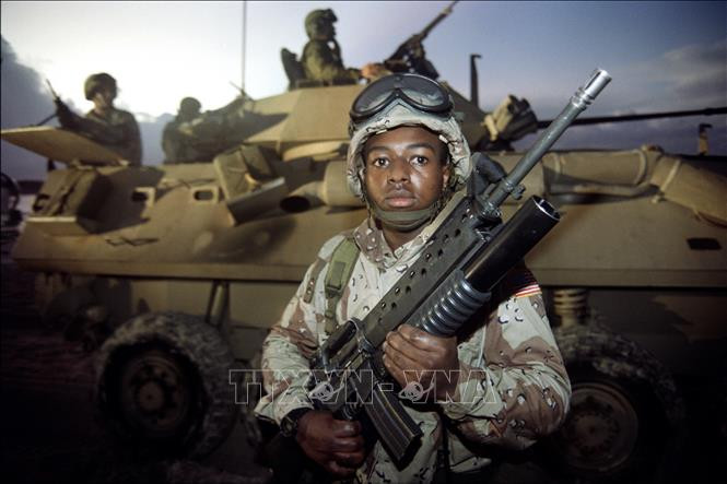 Binh sĩ Mỹ gác gần sân bay ở thủ đô Mogadishu, Somalia. Ảnh: AFP/TTXVN
