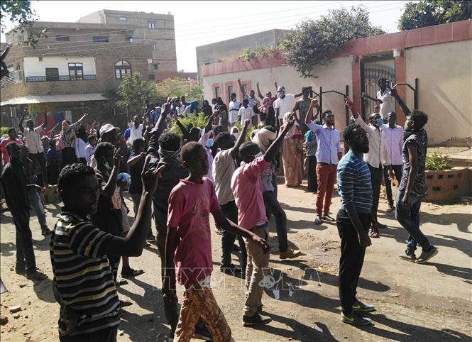 Người dân Sudan biểu tình phản đối Chính phủ do điều kiện sống ngày càng xấu đi và các khó khăn về kinh tế liên tục gia tăng, tại thành phố Omdurman ngày 15/9/2018. Ảnh: AFP/TTXVN