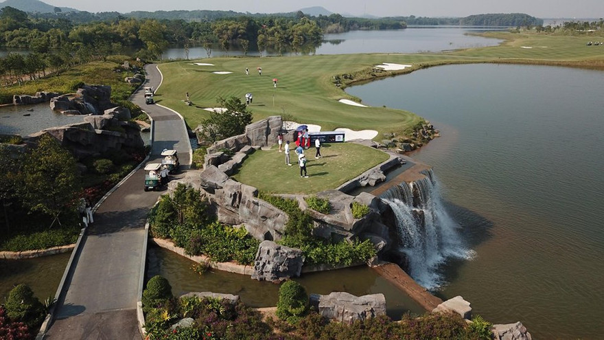 Các golfer đua nhau thử sức tại hố goft thứ 19 tại Kings Course. Ảnh: Mạnh Thắng