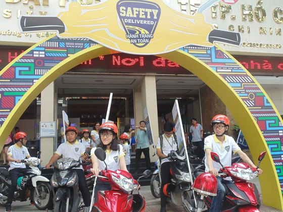 Sinh viên diễu hành tuyên truyền không sử dụng điện thoại khi lái xe