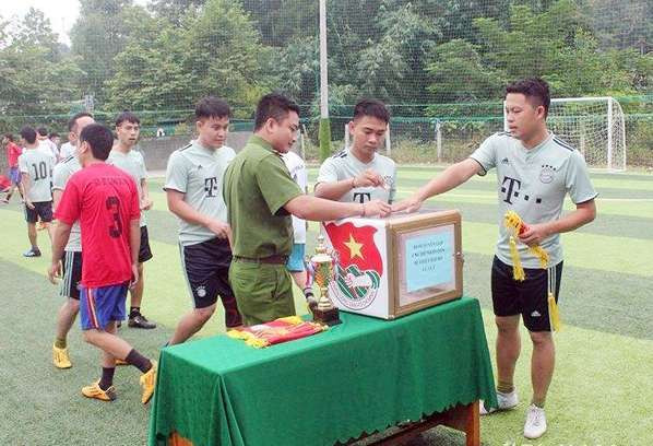 Cầu thủ các đội quyên góp tiền giúp đỡ người nghèo và học sinh gặp hoàn cảnh khó khăn. Ảnh: Công Khang