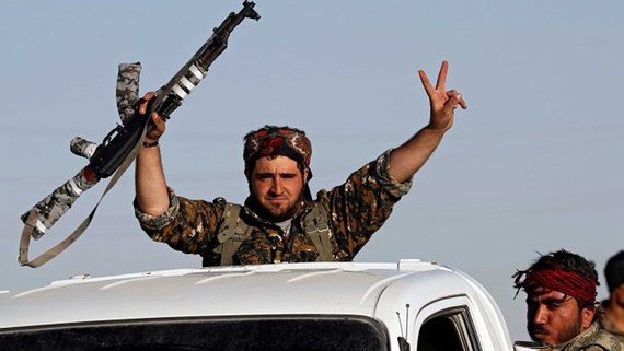 Một chiến binh SDF ăn mừng chiến thắng IS trên đường phố Raqqa. Ảnh: REUTERS