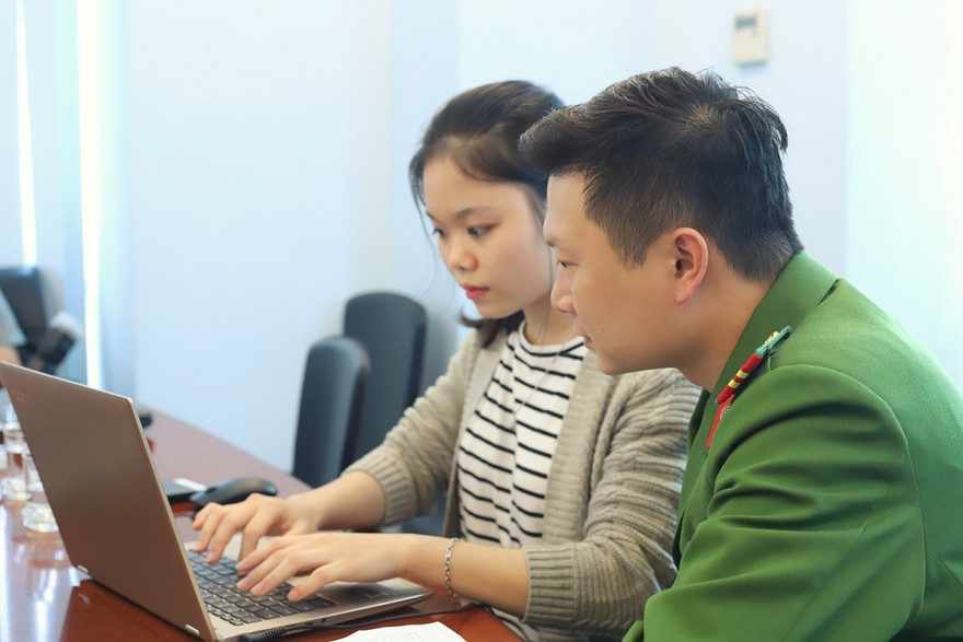 Thiếu tá Lê Trọng Hiếu đang trả lời câu hỏi của độc giả. Ảnh: Thanh Hùng.