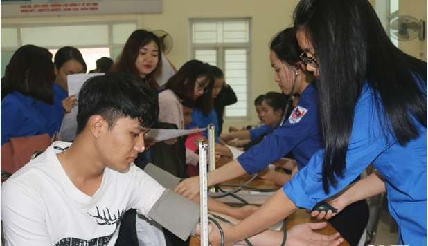 Các tình nguyện viên được đội ngũ y tế khám sàng lọc, xét nghiệm máu, đo huyết áp, kiểm tra sức khỏe trước khi hiến máu.