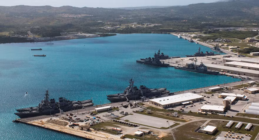 Các tàu hải quân neo đậu trên bờ biển đảo Guam. Ảnh: Reuters