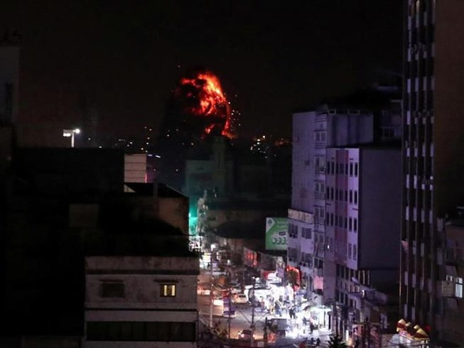 Tên lửa Israel rơi ở Dải Gaza. Ảnh: REUTERS