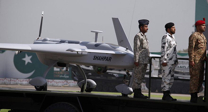 Các binh sĩ Pakistan bên cạnh một chiếc máy bay không người lái