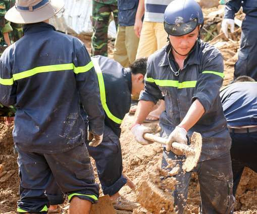 Các chiến sĩ PCCC và CNCH miệt mài bới đất tìm kiếm những nạn nhân còn mất tích.