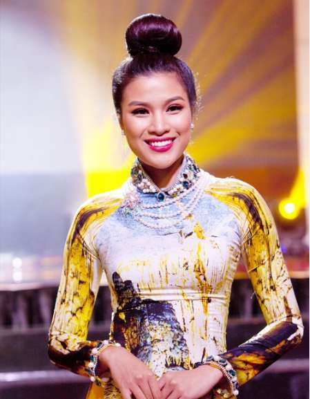 Bộ trang sức ngọc trai được giới thiệu để gây quỹ khuyến học.