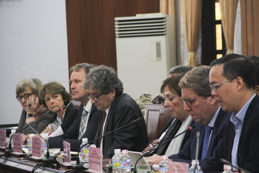 Đoàn công tác xuống trực tiếp cảng cá Quy Nhơn kiểm tra. Ảnh: Tr.Định