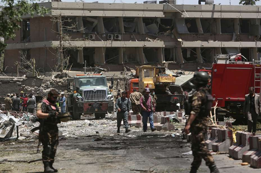 Các lực lượng an ninh kiểm tra gần nơi xảy ra một cuộc tấn công tự sát tại Kabul, Afghanistan, ngày 31/5/2017. (Nguồn: Philstar)