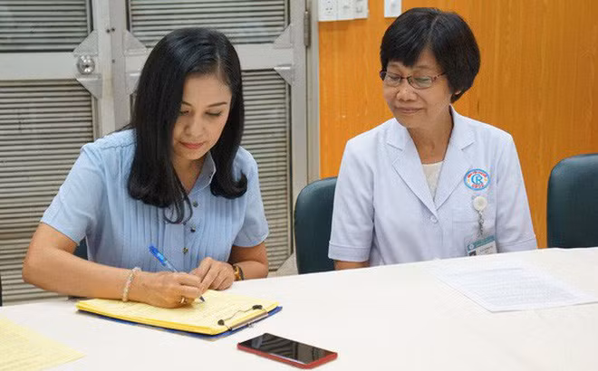 Hình ảnh Việt Trinh hoàn thành các thủ tục để hiến tạng.