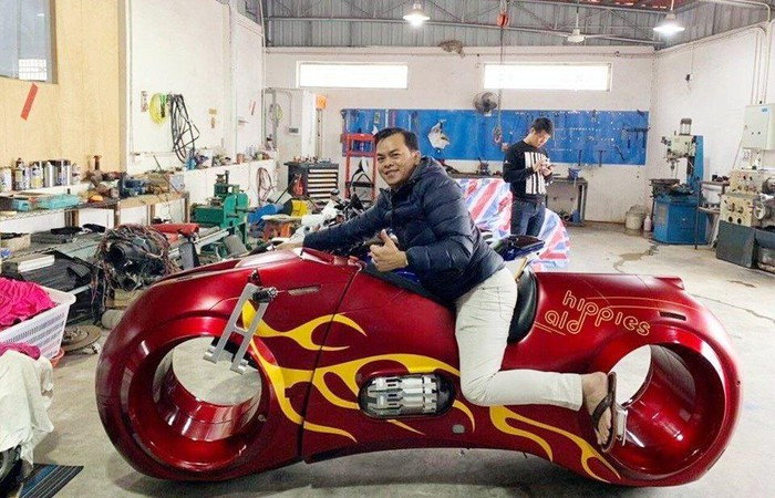 Phúc XO bên một chiếc xe moto phân khối lớn. Ảnh Internet