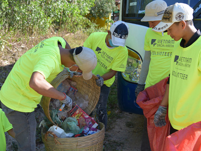 Nhóm Phú Quốc sạch và xanh dọn rác ở bờ biển và các tuyến đường tại Phú Quốc Ảnh: Hoàng Trung