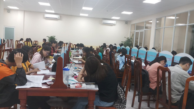Phòng tự học tập trung đông sinh viên vào mùa thi. Ảnh: Ngọc Thịnh.
