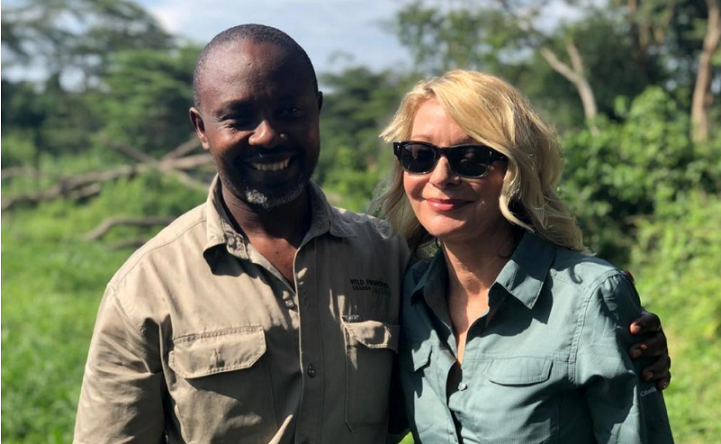 Khách du lịch Hoa Kỳ Kimberly Sue Endicott chụp ảnh với hướng dẫn viên của cô, Jean Paul Mirenge ở Uganda.