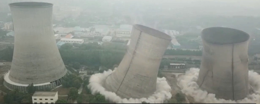 Ba tòa tháp ở nhà máy nhiệt điện Trung Quốc bị đánh sập.