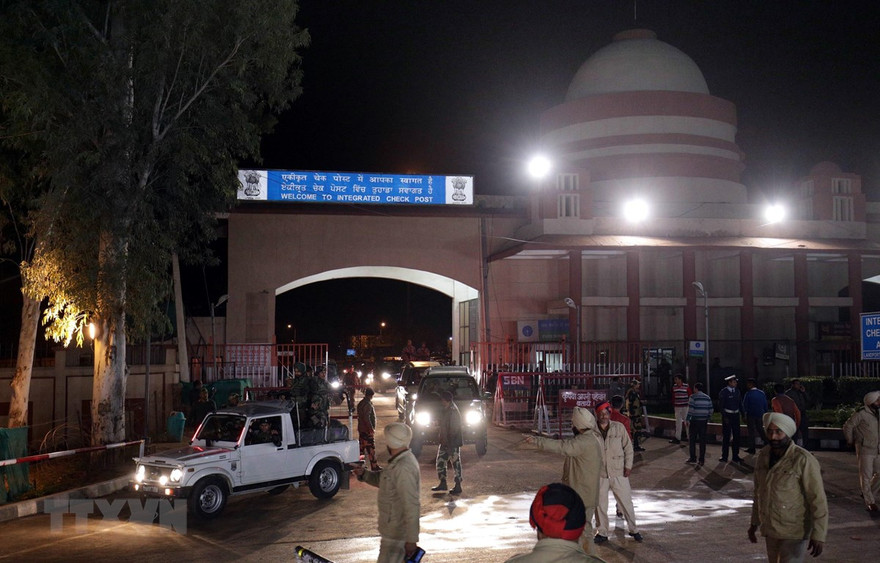 Pakistan cũng đã trao trả phi công cho Ấn Độ. Trong ảnh: Đoàn xe chở phi công Abhinandan Varthaman tới cửa khẩu biên giới Attari (Ấn Độ) tối 1/3/2019. (Ảnh: THX/TTXVN)