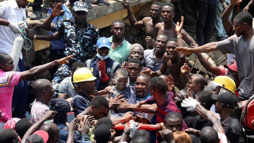 Một trẻ em được cứu thoát khỏi đống đổ nát của tòa nhà bị sập. Ảnh: Reuter