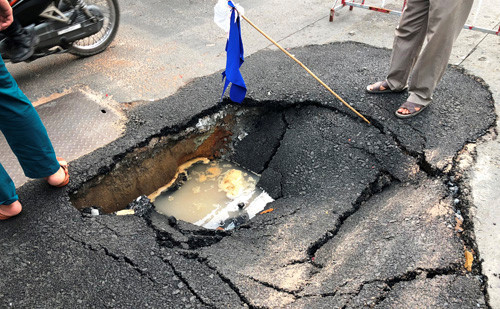 "Hố tử thần" bất ngờ xuất hiện trên đường Võ Văn Ngân, quận Thủ Đức cận ngày Giáng sinh. 