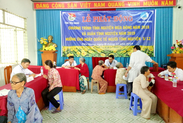 Khám bệnh, phát thuốc, tặng quà cho người dân