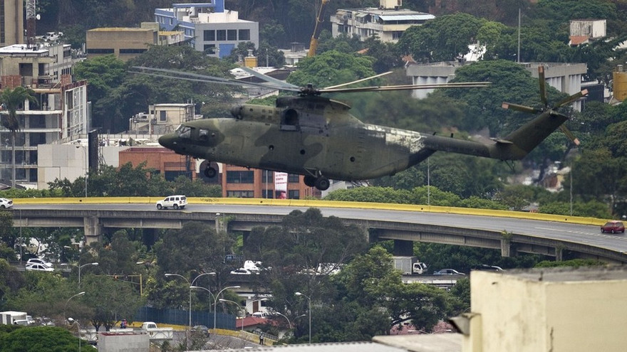 Một máy bay trực thăng Mi-26 bay qua Caracas. Ảnh: AFP