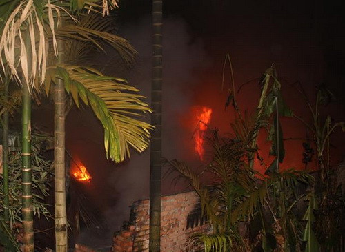 Ngọn lửa thiêu rụi hoàn toàn căn nhà cấp 4 của cụ Ngọc. Ảnh: Thái Hà