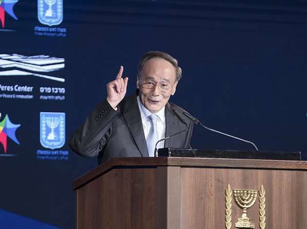 Phó Chủ tịch Vương Kỳ Sơn phát biểu tại Singapo. Ảnh: Tân Hoa Xã.