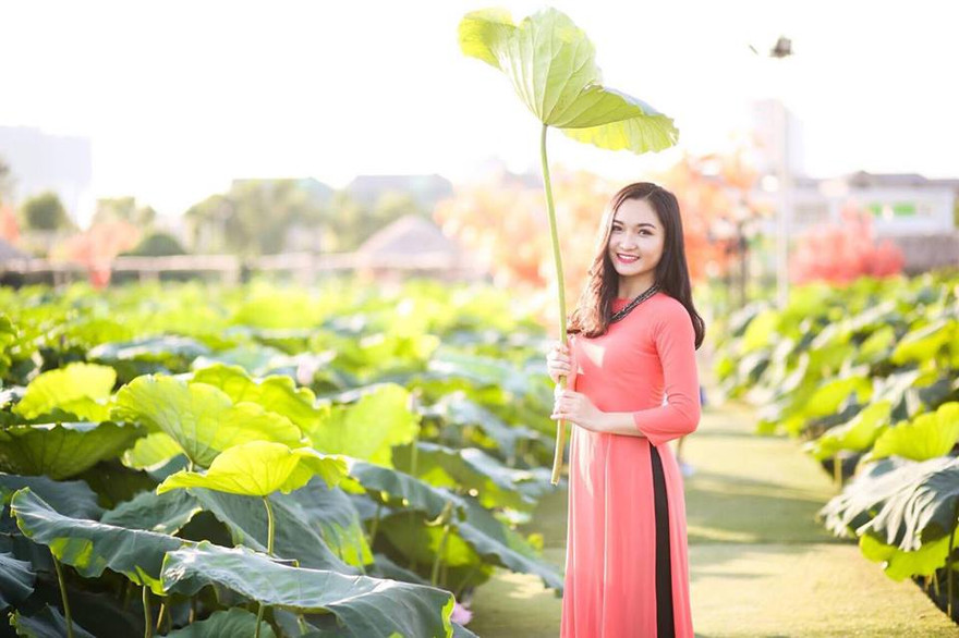 Phạm Vũ Nhật Linh thướt tha trong tà áo dài.