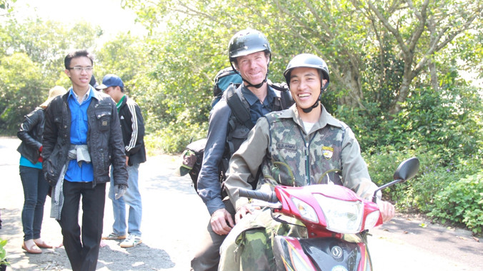 Anh Tuấn hướng dẫn một nghiên cứu sinh người Mỹ tham quan và nghiên cứu tại Sơn Trà