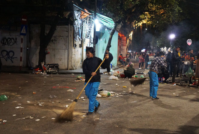 Khi dòng người đã vãn, quảng trường Đông Kinh Nghĩa Thục “hiện nguyên hình” với toàn rác.