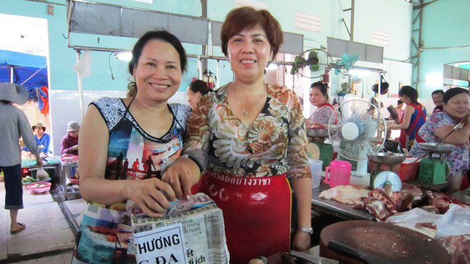 Tiểu thương chợ Đống Đa (Đà Nẵng) chia sẻ, động viên các chiến sĩ CSB. ảnh: (Thanh Trần)