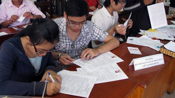Nộp hồ sơ đăng ký dự thi đại học-cao đẳng. (Ảnh minh họa: Phương Vy/TTXVN)