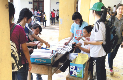 Sĩ tử tấp nập đăng ký ôn thi, mua tài liệu ôn thi tại trung tâm luyện thi đại học của thầy Thành - cô Thời, Cầu Giấy, Hà Nội. Ảnh: Q.Huy (Gia đình và Xã hội)