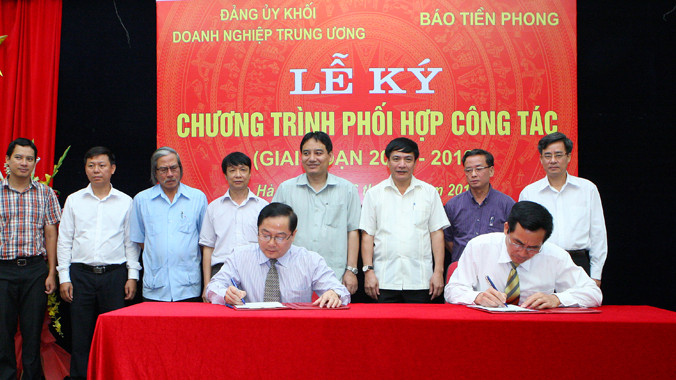 Thường vụ Đảng ủy, Trưởng Ban Tuyên giáo khối DN Trung ương Trần Thanh Khê (phải) cùng Tổng Biên tập Lê Xuân Sơn ký kết hợp tác. Ảnh: Xuân Tùng