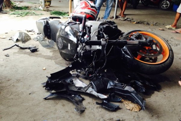 Lao vào dải phân cách, hai anh em đi xe phân khối lớn tử vong