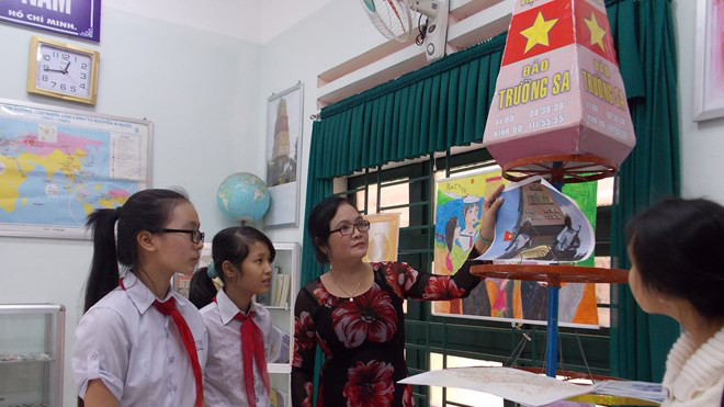 Cô giáo Minh dạy trực quan cho học trò tài phòng học bộ môn. 
