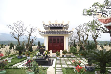 Lăng mộ tiền tỷ của giới nhà giàu ở Hòa Bình