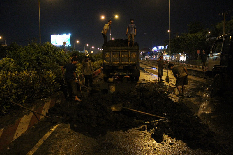 Hiện trường vụ lật xe. Ảnh: Đông Sơn.