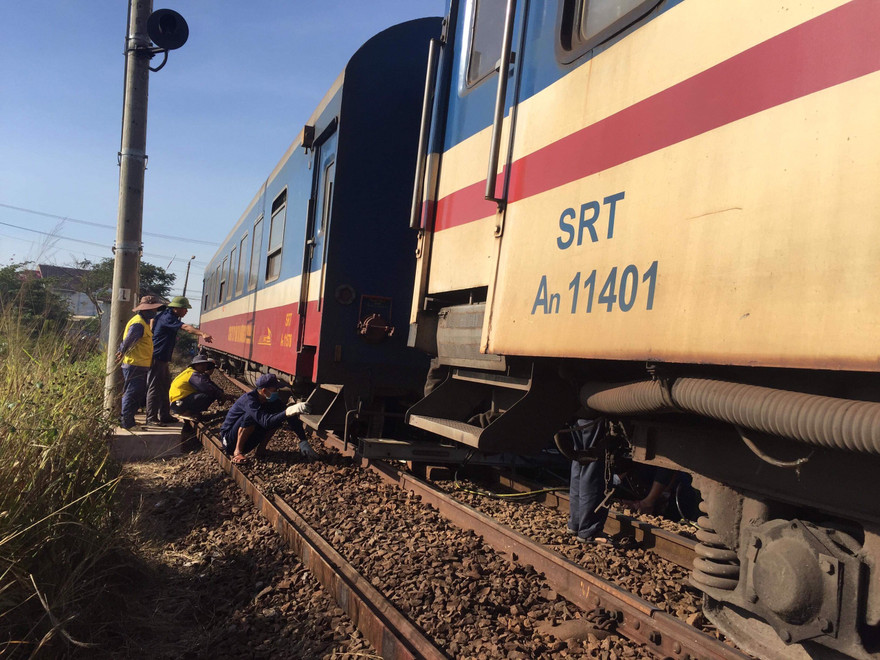 Tàu trật bánh, tuyến đường sắt Bắc - Nam bị ảnh hưởng