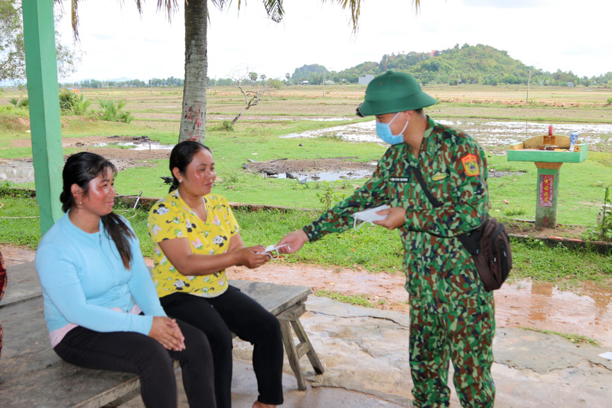 Lực lượng biên phòng cửa khẩu Quốc tế Hà Tiên (Kiên Giang) tuyên truyền người dân nâng cao ý thức phòng, chống dịch COVID -19.