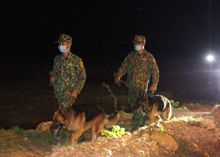 Trắng đêm phòng 'giặc COVID-19' ở biên giới Tây Nam