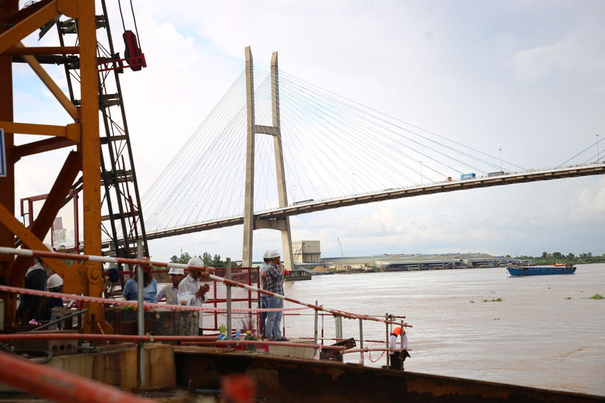 Cha, vợ nạn nhân mất tích trong vụ sập sàn cầu Mỹ Thuận 2 chờ đợi trong vô vọng 