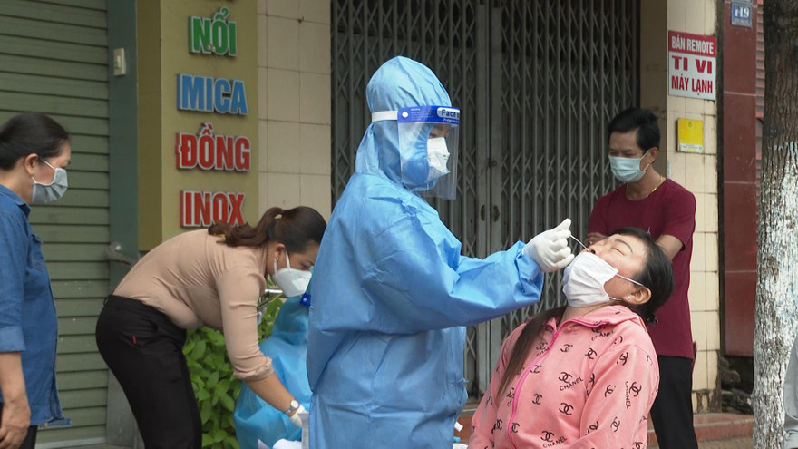 Test sàng lọc cho người dân tại khu vực phong tỏa. 