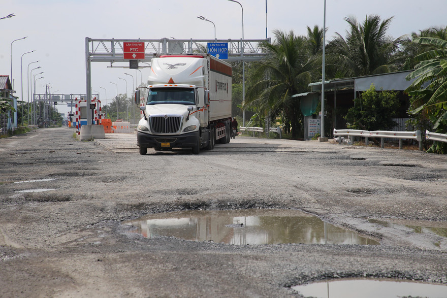 Mặt đường tại vị trí đang xây dựng trạm thu phí mới trên tuyến tránh Cai Lậy xuống cấp nghiêm trọng.